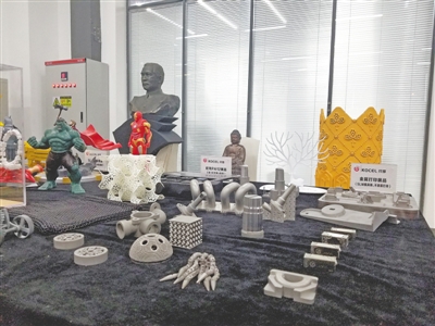 <p>　　共享装备股份有限公司3D打印创客工坊制作的3D打印产品。　　　　　本报记者　陶涛　摄</p>