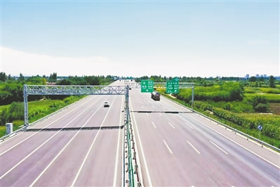 <p>青银高速公路银川至河东机场段。（图片由受访单位提供）</p>