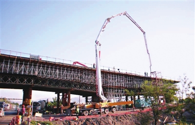 技术人员对石嘴山特大桥全线首孔支架现浇连续梁进行浇筑。赵锐郭典摄影报道