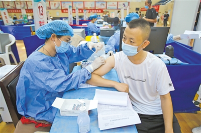 <p>7月31日，银川市贺兰县一位群众正在贺兰县体育馆方舱新冠病毒疫苗临时接种点接种疫苗。　本报记者　杨杰　摄</p>