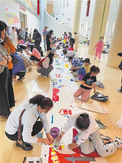 <p>　　吴忠市朝阳小学的学生在百米长卷上绘画，用画笔呈现百年党史波澜壮阔的光辉历程。</p>