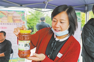 <p>　　隆德县分会场上，市民在购买当地的特色蜂蜜。</p><br/><p>　　本报记者　剡文鑫　摄</p>