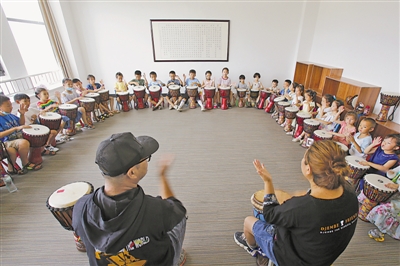 <p>少年儿童在银川市妇女儿童活动中心举办的公益课堂上学习非洲鼓。</p>
