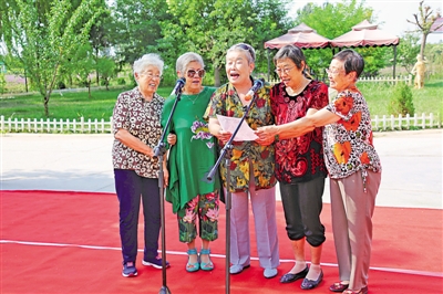 <p>　　宁夏老年人服务中心养老园区里的老人在演唱。</p>