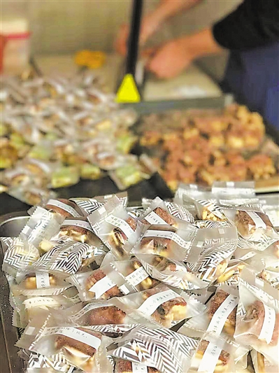 <p>　　银川市一家甜品店的手工糖果订单量增幅明显。</p>