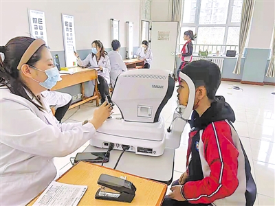 <p>银川市兴庆区第二小学邀请专业眼科医师到校开展视力检测。</p><p>（图片由受访者提供）</p>