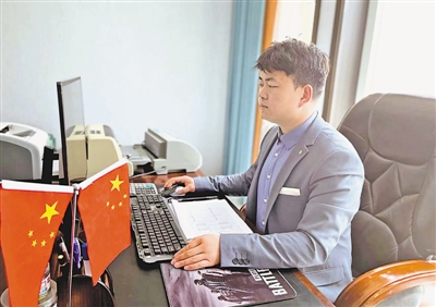 <p>　　马兴国通过网络了解市场信息。</p>