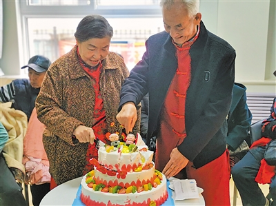 银川市金凤区北京中路街道锦绣苑社区在“邻里驿站”为老人庆祝节日。