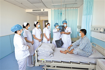<p>　　宁东医院，医护人员查看患者病情。</p>