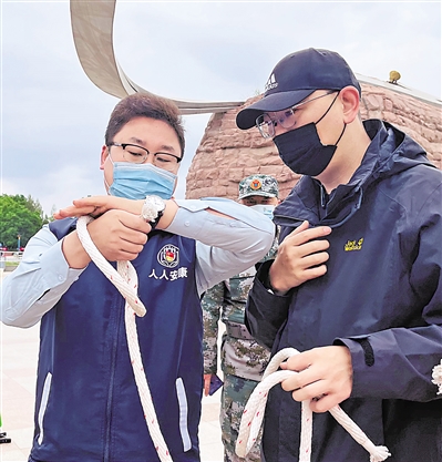 <p>　　现场学习绳索打结技术。</p>