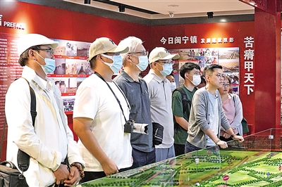 <p>　　　　参观闽宁镇镇史馆。</p>