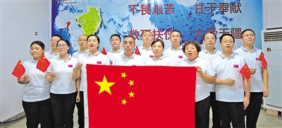 中国（宁夏）第26批援贝宁医疗队队员在贝宁为祖国母亲庆生。                                （图片由受访者提供）