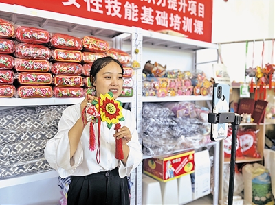     贺兰县网商总数达4325家，带动就业1.48万人。