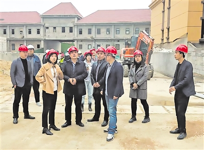 2021年10月13日，银川市信访局工作人员到金凤区雅仕兰邸项目建设工地现场督办信访事项化解措施落实情况。