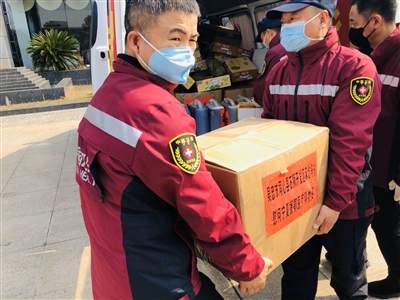 <p>　　宁夏援助湖北医疗队队员从车上搬运捐赠的物资。</p>