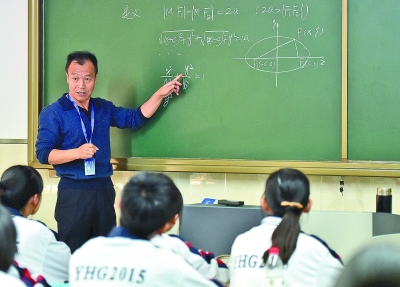 北京通州运河中学高中部数学老师于国平在给学生上课.新华社发