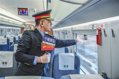    银川客运段高铁车队列车长刘卫强介绍乘车注意事项。