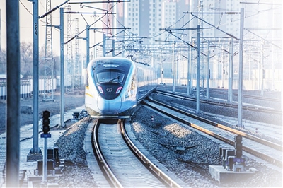 12月26日，银西高铁正式开通运营。首趟从银川到西安的600多名旅客，共同体验高铁带来的方便快捷。本报记者  韩胜利   摄