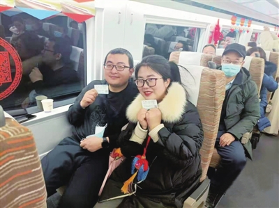 在庆阳站乘上首发列车的旅客“晒幸福”。