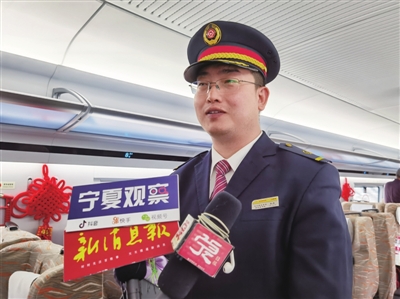 司机张杰接受媒体采访。