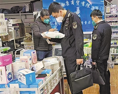 市场监管工作人员检查药店疫情防控药品和医疗器械标价情况。<br/>　　（图片由银川市市场监管局兴庆区分局提供）