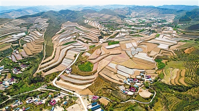 <p>　　俯瞰三岔村，宛如一幅美丽的画卷。</p>