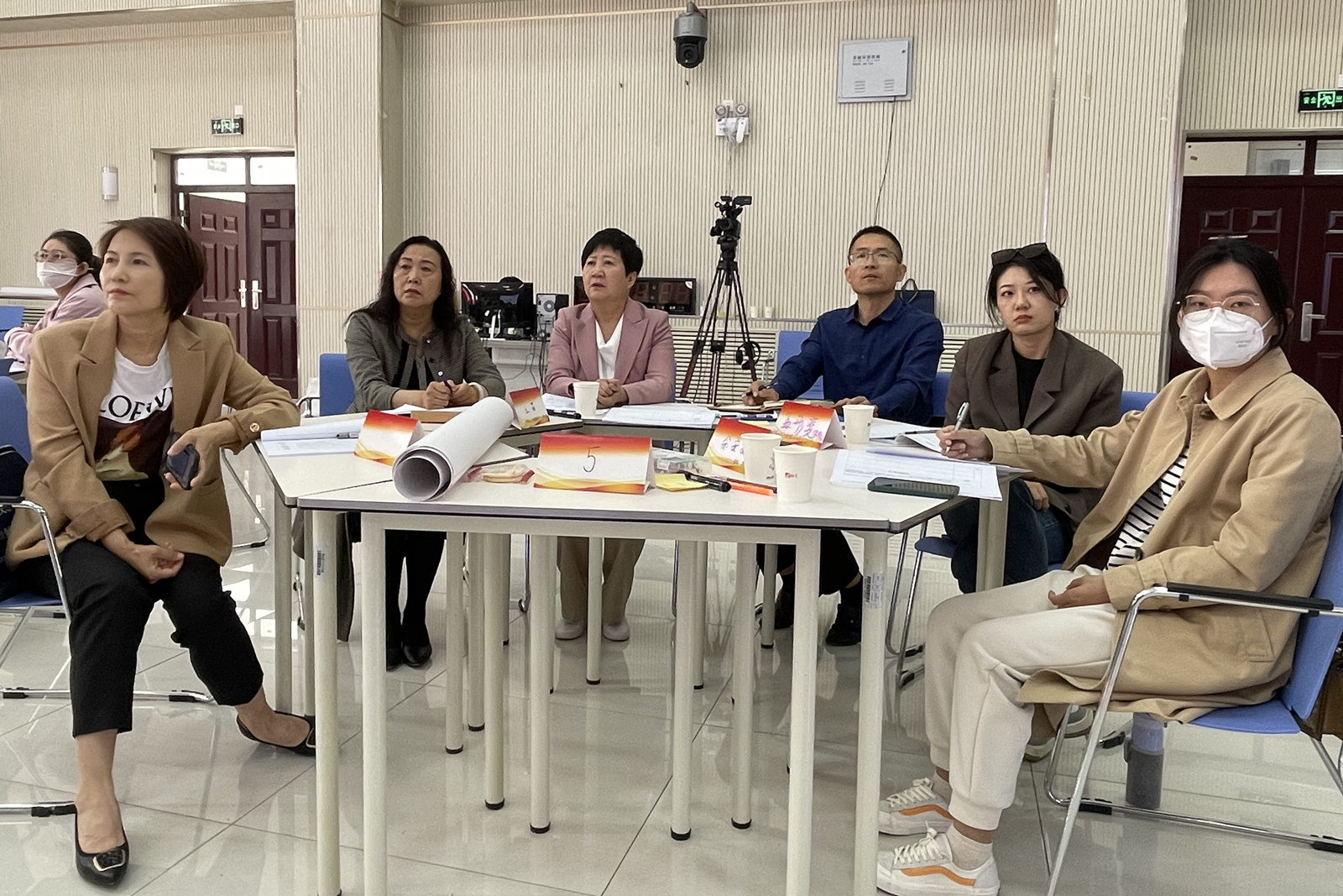 李晓延副校长观摩课程思政工坊教学活动.jpg
