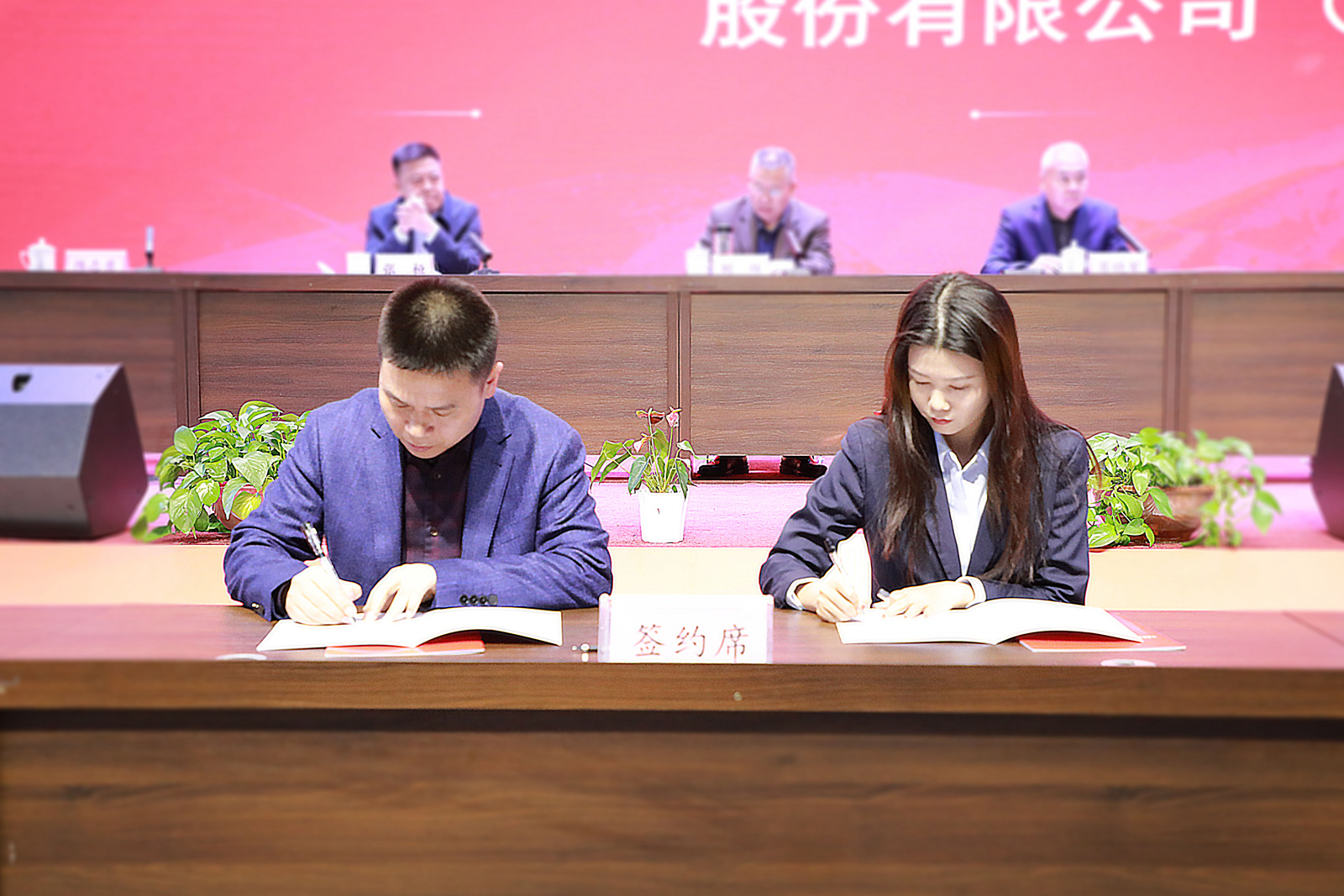 1.TCL中环新能源科技股份有限公司.JPG