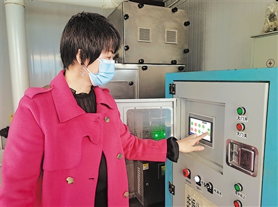     在自治区生态环境厅职工食堂厨余垃圾处理设备间，工作人员正在操作设备处理厨余垃圾。
    本报记者 李锦 摄