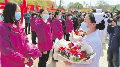 <p>　　襄阳当地医院的护士向宁夏医疗队队员献花。</p><p>　　（照片由宁夏医疗队提供）</p>
