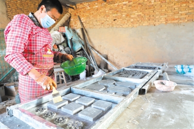 <p>　　海原县三河镇德圆古建泥塑加工厂工人正在制作古建配饰模具。</p>