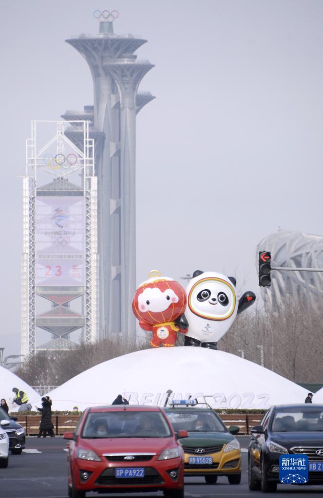 “冰墩墩”“雪容融”亮相北京中轴线