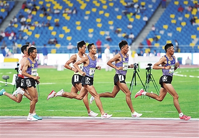 9月21日晚，第十四届全国运动会田径项目男子10000米比赛在陕西西安奥体中心体育场举行，宁夏选手铁亮未能完成比赛，最终西藏选手多布杰以28分35秒24夺得该项目金牌，成功卫冕。

    本报记者  高晓刚  摄