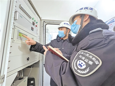 <p>　　吴忠市生态环境局执法人员检查企业治污设施运行情况。</p>