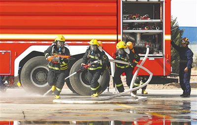 <p>　　消防人员在竞赛现场喷水灭火。</p>