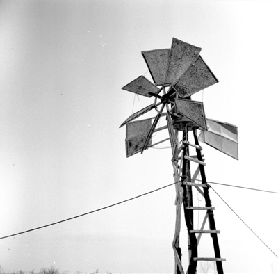 宁朔瞿靖人民公社农具修配厂制成的风力机。刘勋华摄于1959年2月