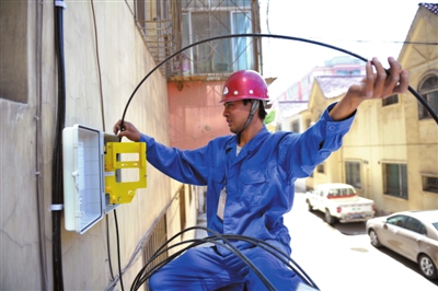 2012年7月25日，在银川市兴庆区一小区，中国电信宁夏公司的工作人员正在做电信光纤入户工作。