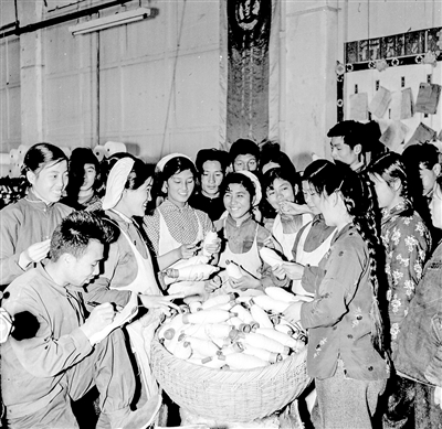     银川毛纺织厂纺织车间第三小组在开现场会，研究粗毛质量的改进问题。买世杰摄于1958年