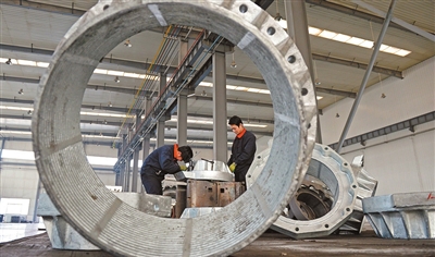 2015年1月12日,在石嘴山市维尔铸造有限公司，工作人员在车间生产铸造装备。　　新华社发