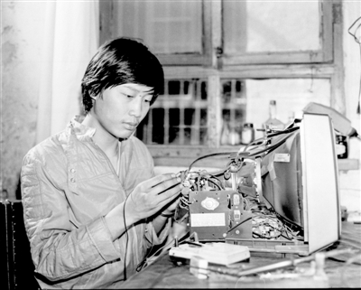 银川市城区无线电修理个体户刘国华，热心为顾客服务，1984年被评为区、市先进个体户。这是他在为顾客修理电视机。　丁三成摄于1985年7月