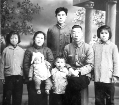 <p>　　上世纪60年代，刘芳（左二）与家人合影。　　　　本人提供</p>