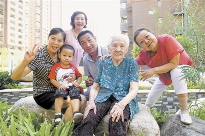 <p>　　2018年6月28日，96岁的刘芳（右二）与家人在一起。　　　　　　　　　　马楠　摄</p>
