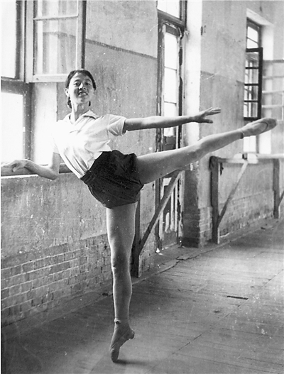 <p>　　1969年，宁夏第一代芭蕾舞演员柴旭霞在歌舞团排练厅练舞。本人提供</p>