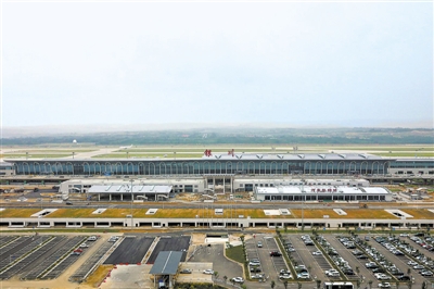 <p>　　2018年8月31日，建设中的银川河东国际机场国际航空港综合交通枢纽工程。　　　　　　　　　　　　　　　　　　　　　　　　　　　　　　　　　　　　　　　　　　　　　　　　　　　　　　　　　　　　　王畅　摄</p>