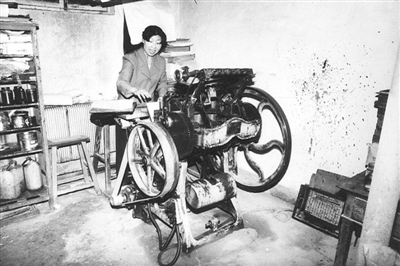 <p>　　上世纪50年代，宁夏第一个印刷厂——宁夏日报印刷厂的工人在操作圆盘印刷机。　　　　　　　　　　　　　　　　　　　　宁夏报业传媒印刷集团有限公司　提供</p>
