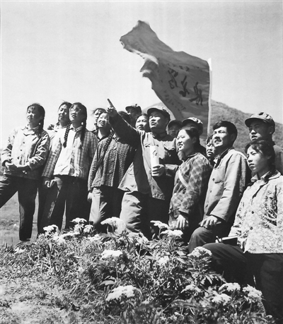 <p>　　1973年，老红军李凯国在六盘山给下乡知识青年讲述长征的故事。　　　　　　　　　　　　　　　　　　　　　　　　　　　　　　　　　　　马忠义　摄</p>