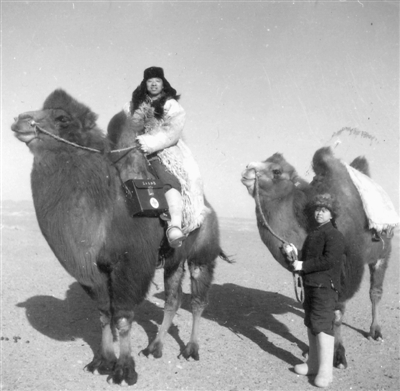 <p>　　1971年，以骆驼为交通工具的医务工作者。付致祥　提供</p>