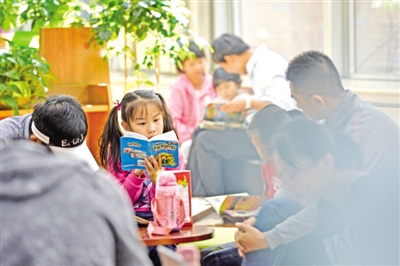 <p>　　10月3日，家长陪着孩子在宁夏图书馆读书学习。　　　　　　　　　　　　　　　　　　　　　　　　　　　　　　新华社发</p>