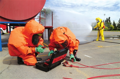     扑救危险化学品运输车泄漏训练。
