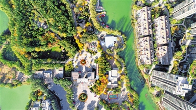 <p>　　俯瞰银川森林公园，植被、湖水、楼宇相映成画。</p>